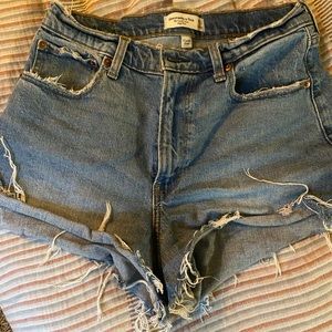 Abercrombie Mom short Curve Love cut off size 6
